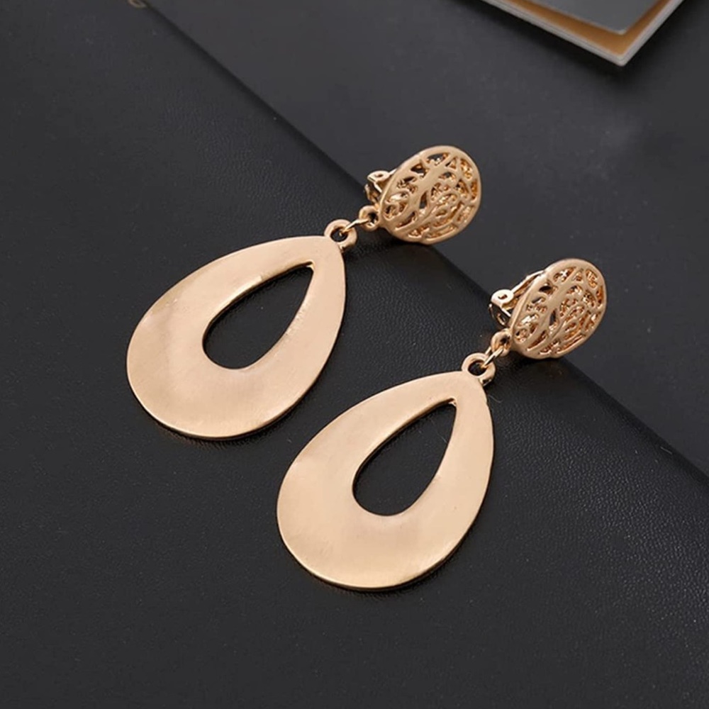 NWT Sand Gold Clip On Earrings 💎